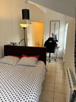 Habitación con cama grande y vistas al jardín