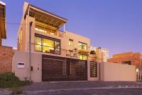 B&B Cape Town - Biccard Blouberg Villa by HostAgents - Bed and Breakfast Cape Town