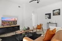 Champion's CozySuite walk to the stadium with pool! - B&B Glendale