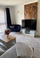 B&B Nottingham - Spacious 2 Bed Village Flat sleeps 4/6 - Bed and Breakfast Nottingham