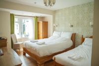 Habitación con cama extragrande y vistas a la montaña