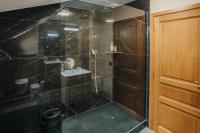 Zimmer mit Kingsize-Bett