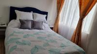 Habitación con cama grande y vistas al jardín
