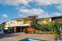 Berry Fresh Stays Mahabaleshwar With Pool - Bed and Breakfast