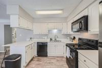 Chic 2B Getaway - 10min to DTWN - W/D, Pool, Prkg - B&B Austin