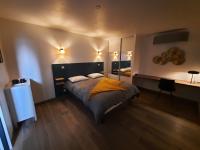 Zimmer mit Kingsize-Bett und Poolblick