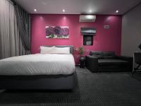 Habitación con cama grande