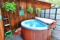 *Pinecone Hollow*Hot Tub & Game Room, Families - B&B Arnold