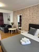 Zimmer mit Kingsize-Bett und Balkon