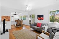 B&B Brisbane - Tranquil 2-Bed House with Spacious Backyard & Deck - Bed and Breakfast Brisbane