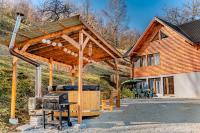 Montain Wild Chalet with Wooden Hot Tub - Chambres d’hôtes Cârăşti