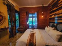 Zimmer mit Queensize-Bett und Poolblick