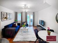 Knaphill - 2 Bedroom Terrace House - With Garden - B&B