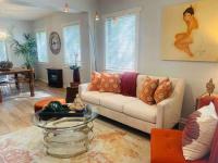 B&B Tampa - Orange & Bright in Heights Foodie District - Bed and Breakfast Tampa