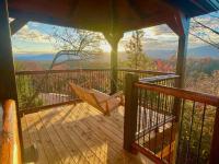 B&B Sevierville - New Luxe Cabin-Great Views, Pool, Hot Tub, Theater - Bed and Breakfast Sevierville