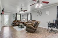 Spacious 3 bedroom home with fenced yard - Chambres d'hôtes Groves