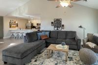 New Beautiful 3 Bedroom Condo in Bettendorf - B&B