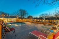 B&B San Antonio - Game Room, Pool & Fire Pit At The Medical Center - Bed and Breakfast San Antonio