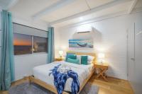 OCEA84 - Quinns Beach Shack: Ocean Views - B&B