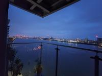 Snuggle Inn - Riverside Apartments - Views Over looking London River Thames, Close to O2 Arena, London Excel, London City Airport, Thames Clipper- River Boat Service, Woolwich Ferry, Onsite parking, TWIN ROOM OPTION available - B&B Londra