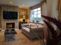 Sirius House - sleeps 7, driveway, garden - B&B Crewe