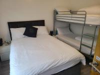 B&B Ifield - QUICK STOP-GATWICK STAY, Family Room-GR1 - Bed and Breakfast Ifield
