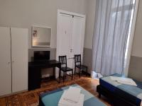 Tweepersoonskamer met 2 Aparte Bedden en Gedeelde Badkamer