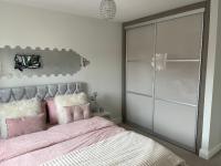 En-suite bedroom in a family home near Gatwick airport and Horley station - Chambres d'hôtes Hookwood