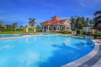 Modern 4 Bedroom House I Close to Malls I Swimming Pool I Maximum 12 Guests I by Bleuspace - B&B