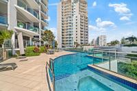 3 bedroom luxurious and spacious apartment one street away from beach - Bed and Breakfast Mooloolaba