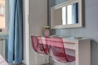 Deze driepersoonskamer heeft een gedeelde badkamer.