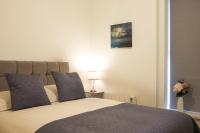 Blue Door Apartments - Bed and Breakfast