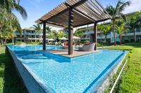 Stylish Peninsula Golf 3BR Oasis with Pool - B&B