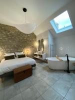 Habitación con cama extragrande y bañera de hidromasaje