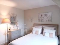 Habitación con cama grande y vistas al jardín