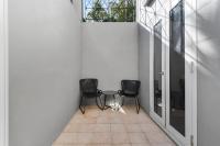 Chic 1-Bed Apartment Steps From Shopping Street - Ferienwohnung