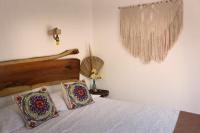 Zimmer mit Kingsize-Bett und Gartenblick.