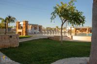 Studio mit Poolblick