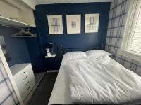 Holidayz, Chalet 58, Hemsby - Beautifully presented two bed chalet, sleeps 4 with FREE Wi-Fi plus pet friendly - Bed and Breakfast