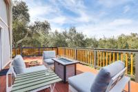 North San Diego Retreat with Deck, Fire Pit Table! - Ferienwohnung