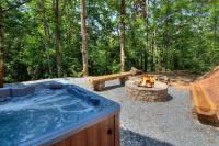 Honeymoon Getaway in woods near NOC and Smoky Mtn RR - Chambres d'hôtes Bryson City