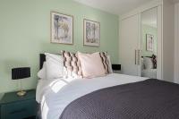Stylish 3 Bed Home With 2 Bathrooms & Parking - B&B Bedford