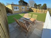 B&B Redruth - Citrus Chalet, modern light and airy! - Bed and Breakfast Redruth