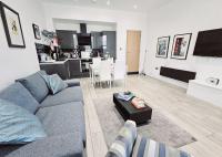 B&B Bournemouth - Stylish Apartment in Victorian Conversion FREE PARKING & PRIVATE PATIO Close to Beach Town Centre & BIC - Bed and Breakfast Bournemouth