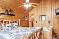 Dollywood Escape with Views Hot Tub & Games - B&B Sevierville