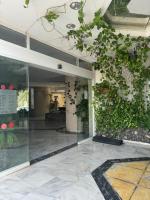 Island Paradise a studio with a kitchenette, private bathroom and balcony, in a complex with 3 swimming pools, 800m away from the ocean front - Chambres d'hôtes San Miguel De Abona