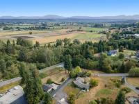 Pet Friendly and Spacious Valley View Family Home - B&B Snohomish