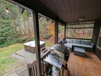 River Rock Chalet :: Hot Tub, Pets, Stevens Pass - B&B Skykomish