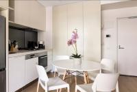 B&B Melbourne - Stunning 2 bed Carlton terrace apartment & carpark - Bed and Breakfast Melbourne