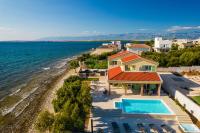 Beach front villa with heated pool, jacuzzi, fantastic view, the sound of the waves - by Traveler tourist agency Krk ID 2404 - Chambres d'hôtes Privlaka